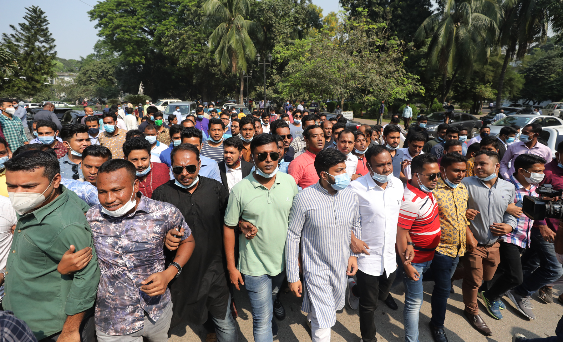 বাস পোড়ানোর মামলায় বিএনপির ১২০ নেতাকর্মীর জামিন